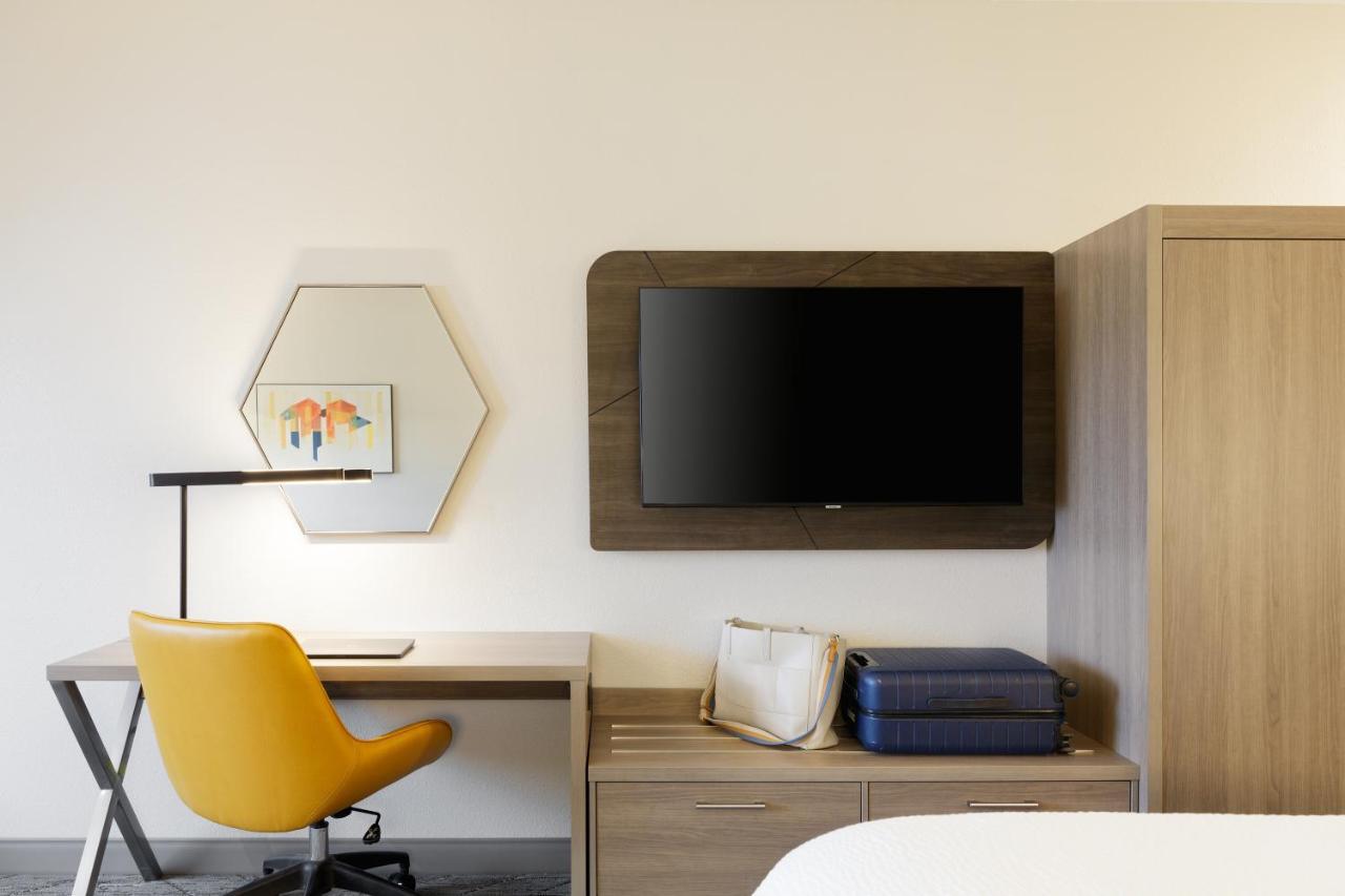 Holiday Inn Express Fremont By Ihg Exterior photo