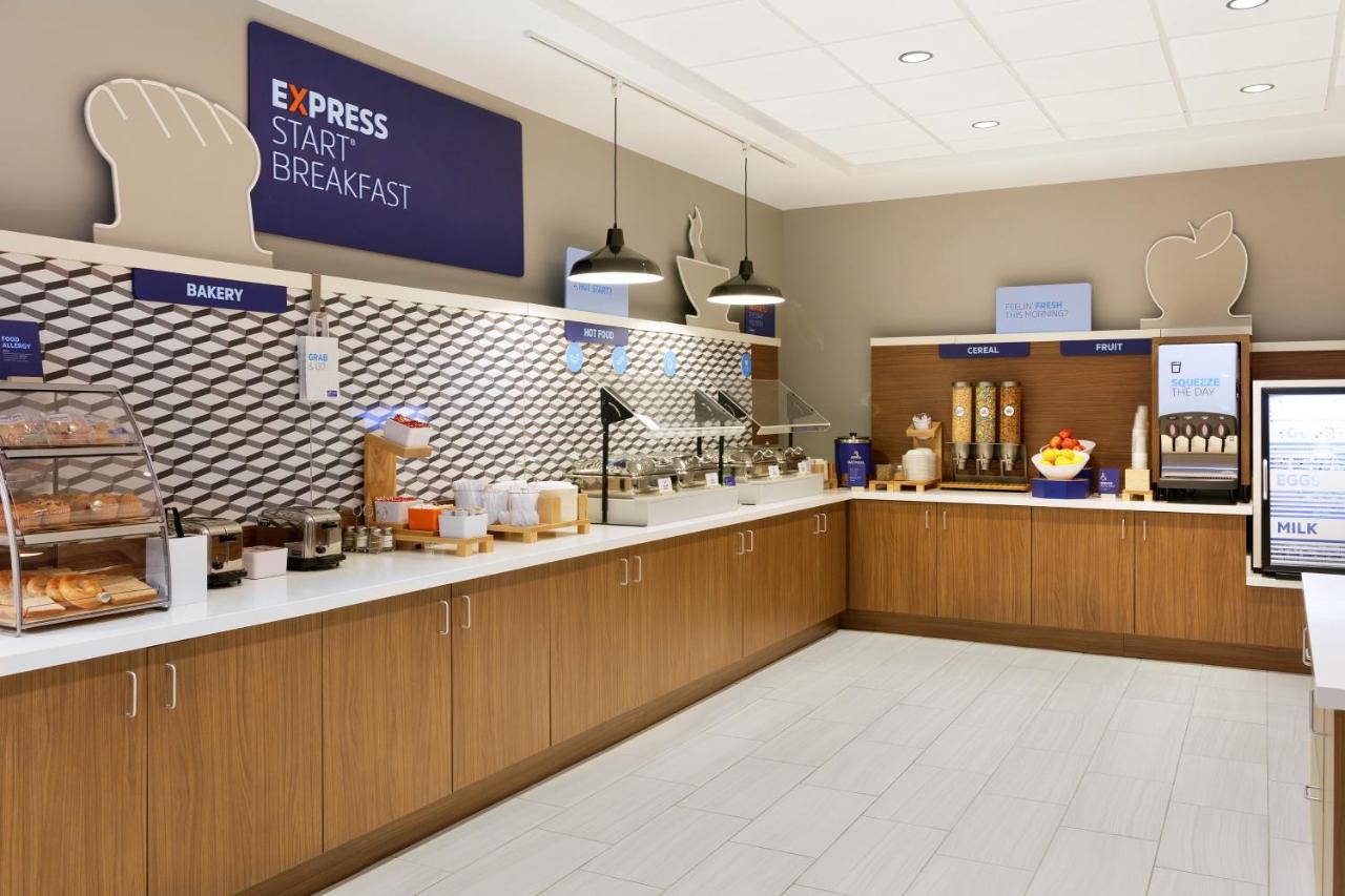 Holiday Inn Express Fremont By Ihg Exterior photo